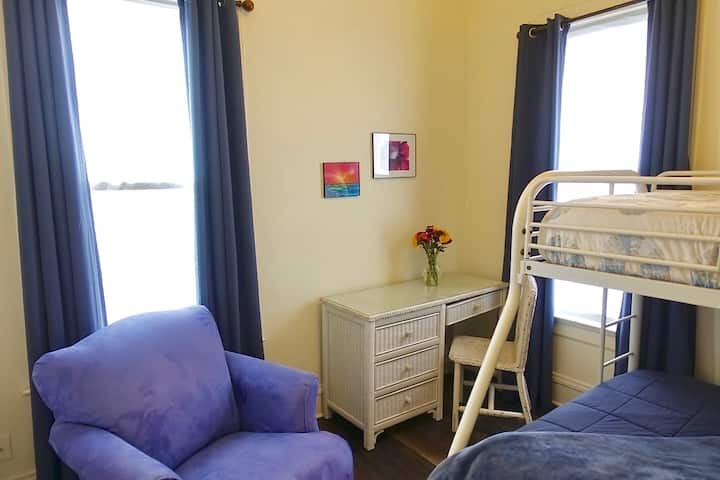 Chumba cha pili cha kulala kina kitanda cha ghorofa chenye ghorofa mbili upande wa chini na kimoja juu, pamoja na sehemu ndogo ya dawati. Inafaa kwa kulala na kusoma, ni bora kwa watoto au wageni ambao wanahitaji sehemu yenye starehe na inayofanya kazi.