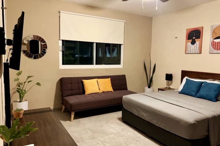 次要房间设有一张标准双人床、一张沙发床、32英寸智能电视和衣柜，可独享共用卫生间。