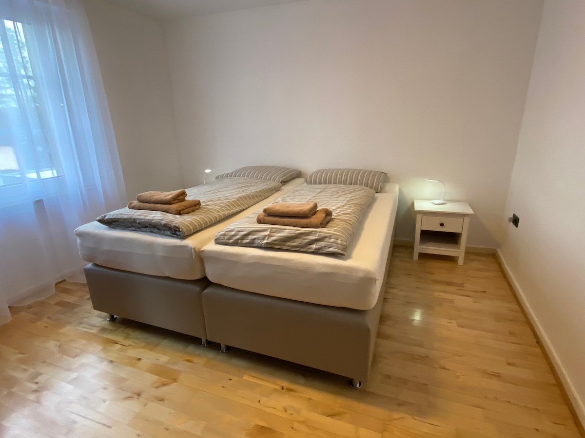 Schlafzimmer A mit Boxspringbetten, 180X2m,  7 Zonen Kaltschaummatratze und Topper