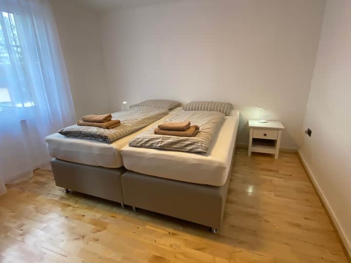 Dormitorio A con somier, 180X2 m, colchón de espuma fría de 7 zonas y cubrecolchón.