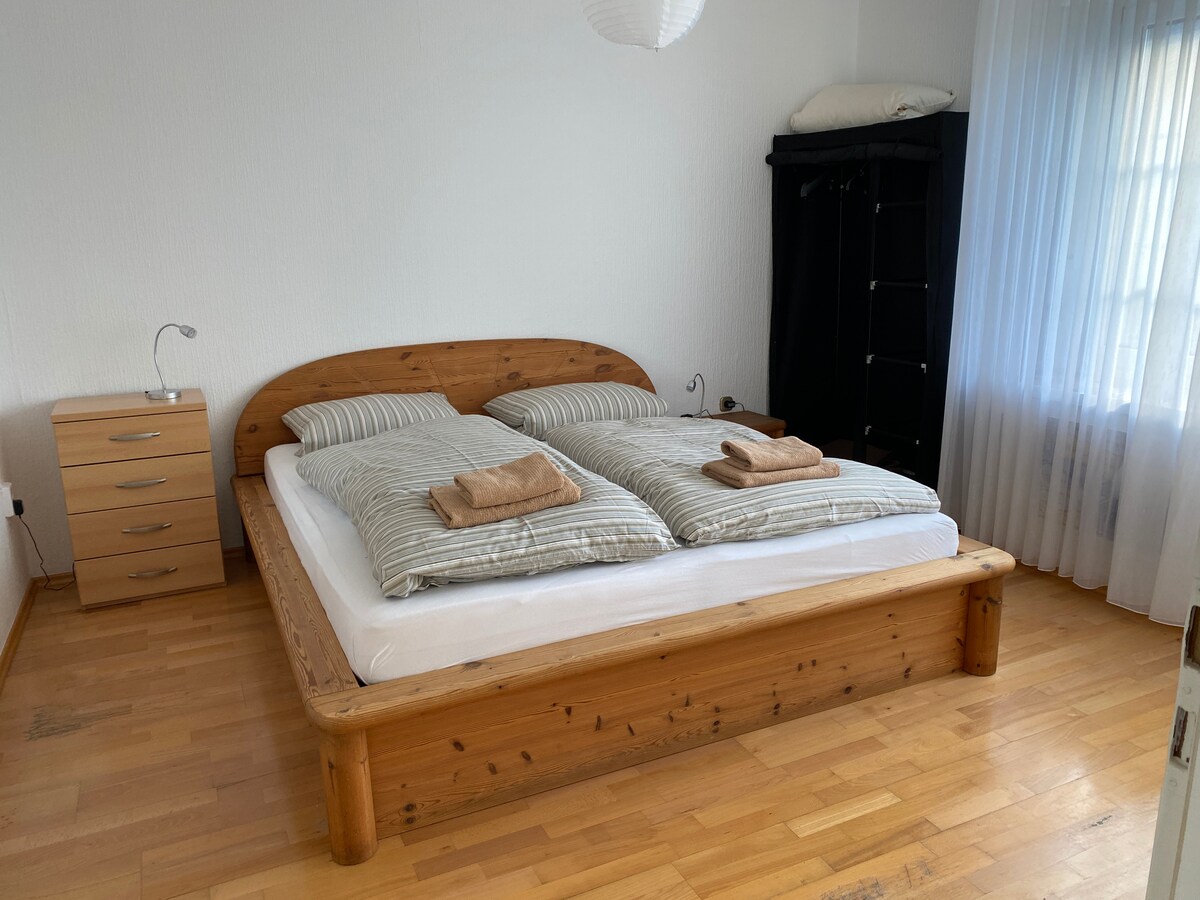 Schlafzimmer unten, Bett 1,80 x 2,00m mit orthopädischen Matratzen