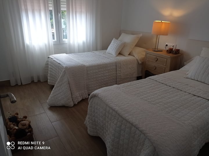 ห้องแรกที่มีเตียงขนาด 190x80 2 เตียง
วิวสวนและพื้นหุบเขา พัดลมและเครื่องทำความชื้นเครื่องทำความร้อน