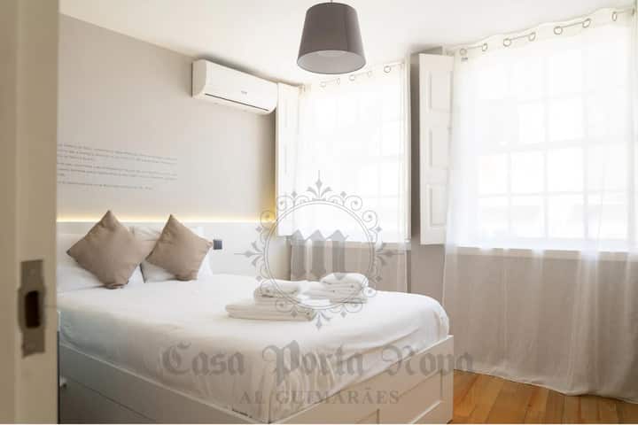 Dormitorio con cama doble y armario.
