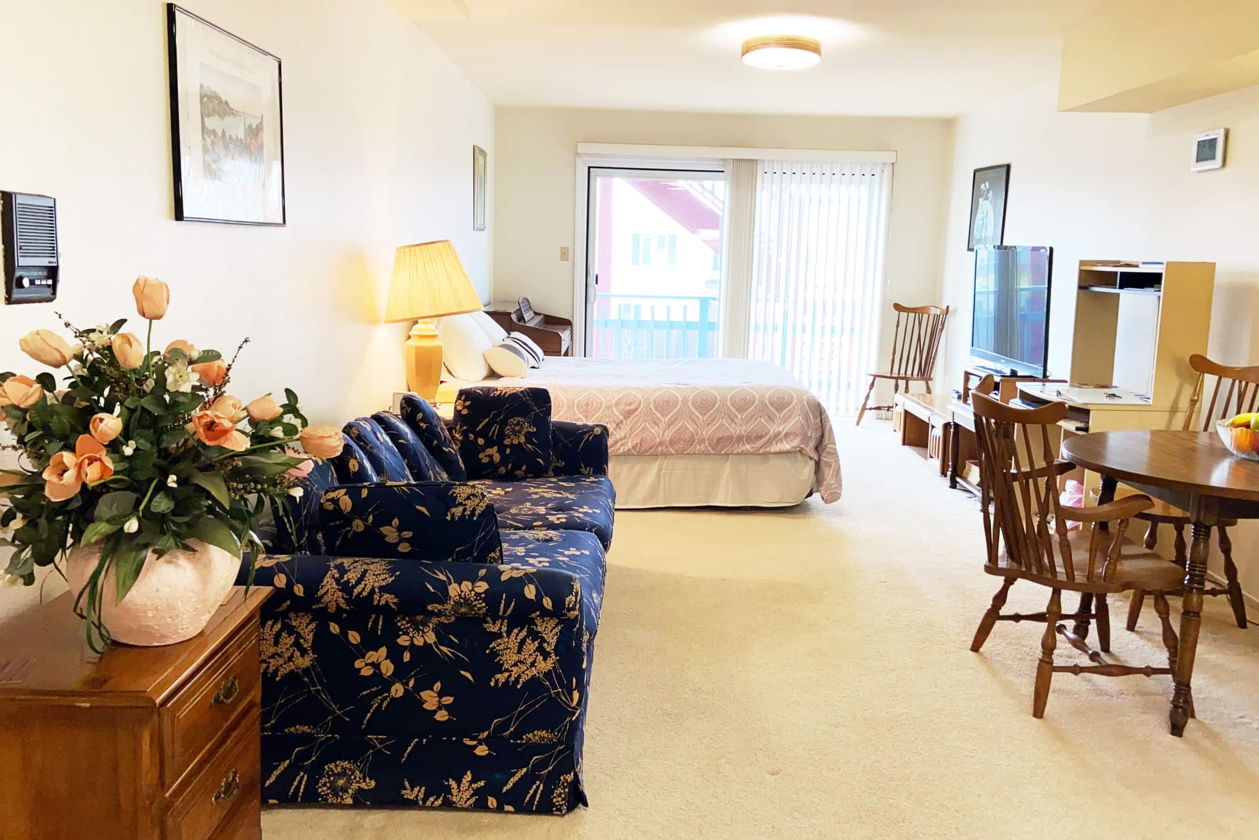 Spacious Getaway Near the Ocean - Image 5