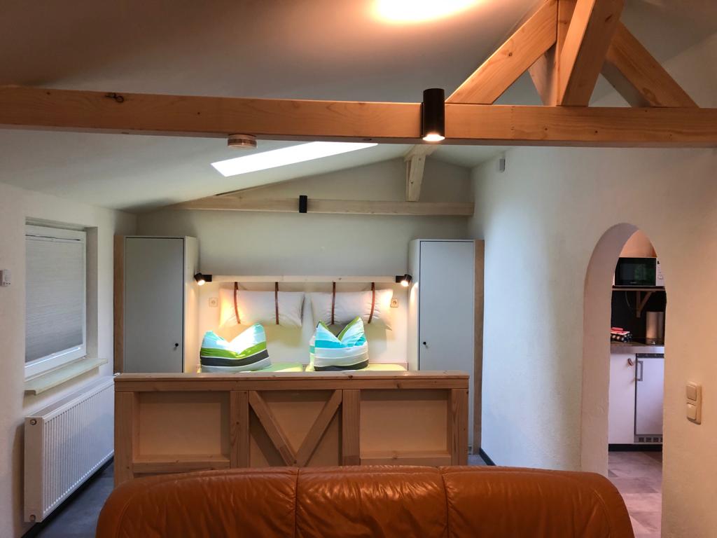 Uitzicht op het slaapgedeelte met zelfgemaakt vakwerkbed