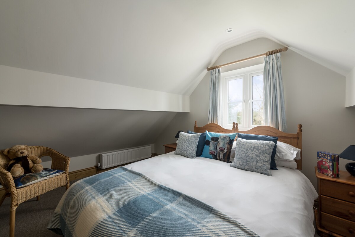 ห้องนอนชั้นบนหมายเลข: 1 พร้อมซิปขนาดคิงไซส์และเตียงลิงค์