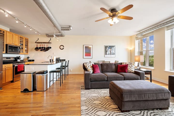 Immaculate Lakeview Penthouse Condo