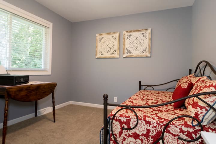 Bedroom with Daybed and Trundle