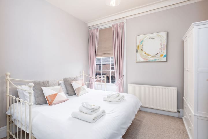 Chambre 2 - montrer comme un super roi mais peut être fait en 2 lits simples.
