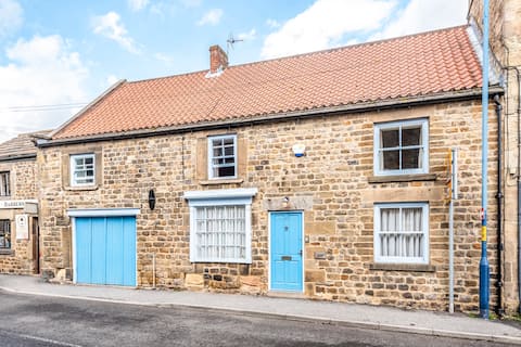 Market Square View, Cosy Cottage, Grade 2 Listed!