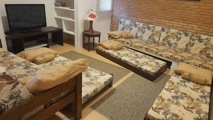 宽敞的电视房，可放置床垫，最多可容纳人数。