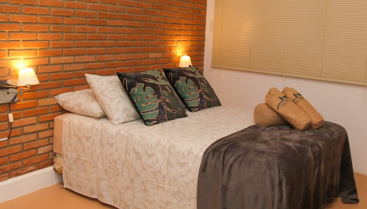 带双人床的房间