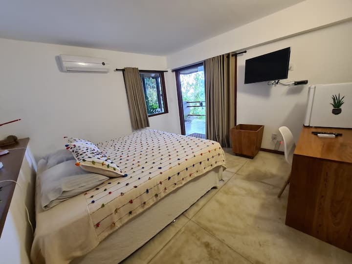 Suite 3. Esta habitación puede estar equipada con 2 camas individuales o una cama tamaño queen. Las habitaciones de abajo tienen mininevera.