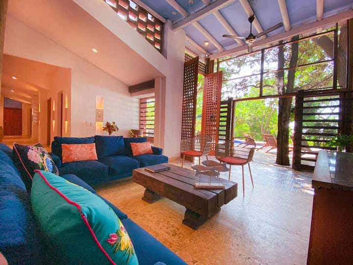 6-br House W/pool & Direct Access To The Beach - Caribe