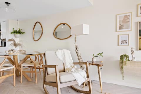 Popular Airbnb listing: Little Palm Villa | Oceanfront in Harbor Island