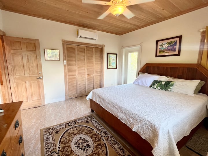 חדר שינה ראשי עם מיטת קינג