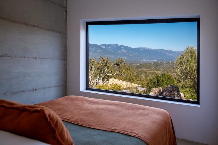 Bedroom bed 160 and panoramic view