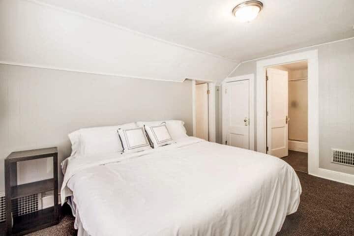 这间宽敞的卧室配有加大双人床，非常适合宁静的夜晚和明亮舒适的早晨。