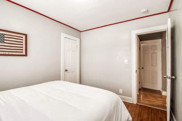 极简主义舒适-这间舒适的卧室配有标准双人床和独特的装饰，提供宁静、宽敞的环境，非常适合睡个好觉。