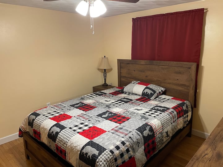 Სასტუმრო ოთახი საწოლით, კარადათი, ღამის გასათევითა და კარადათი.