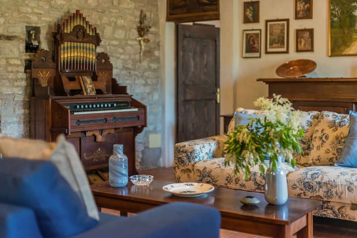 Villa Colombaia - Sebule iliyo na sofa na eneo la TV