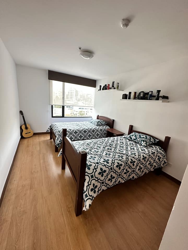 غرفة ثانية بسريرين بمقعد واحد. 