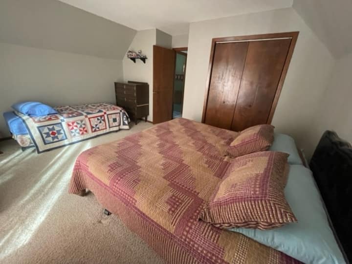 سرير كينج في الطابق العلوي وسرير مزدوج