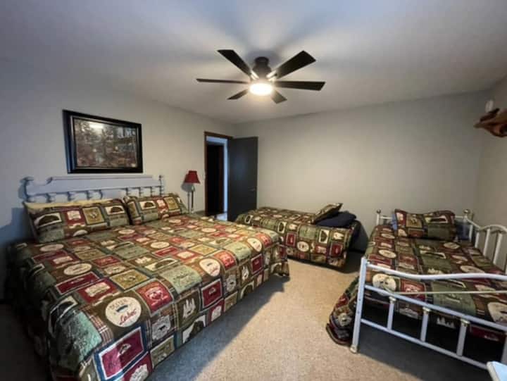 غرفة نوم في الطابق الرئيسي مع الملك وتوأمين