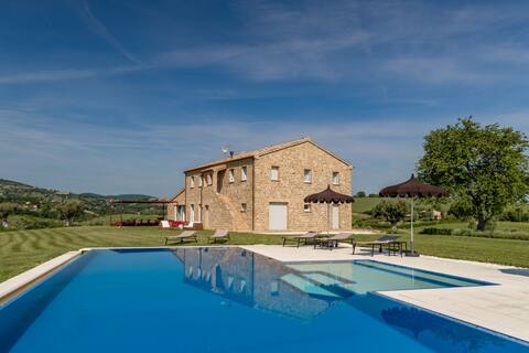 Exclusive luxury farmhouse with infinity pool
