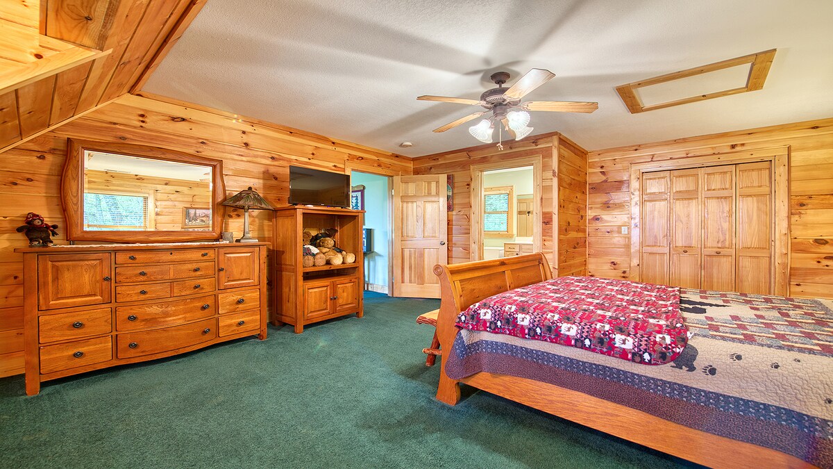 Брачна спална соба со телевизор/DVD/CD, брачен кревет (широк 150-179 см), целосна бања со када/туш.