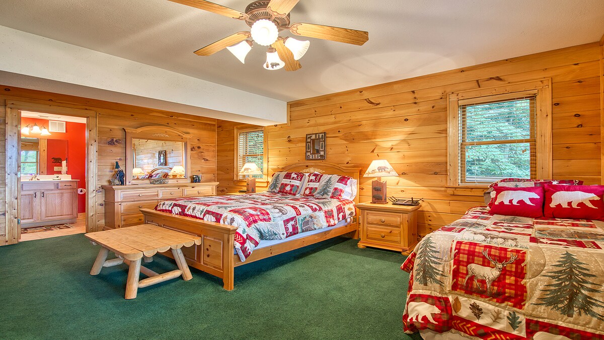 Долно ниво: брачен кревет (широк 180-220 см) со брачен кревет (широк 180-220 см), бања со 