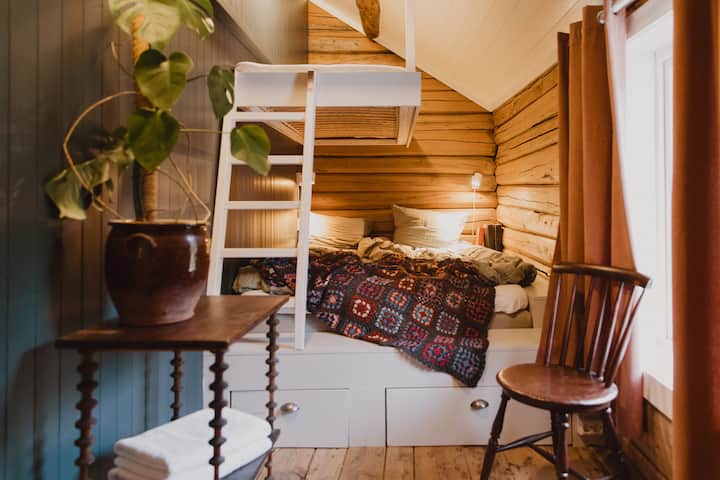 El pasillo, habitación con 3 camas.