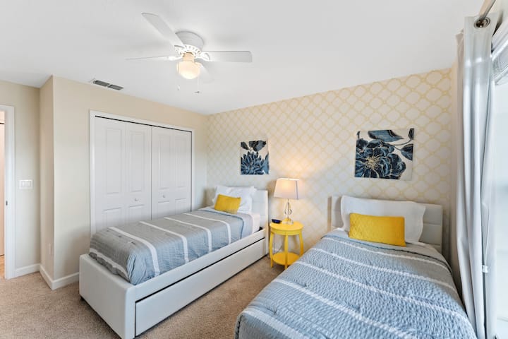 Naša slnečná spálňa ponúka dve samostatné postele, z ktorých každá je zdobená teplom a pohodlím, aby sa ráno naplnilo nekonečnou energiou a radosťou.