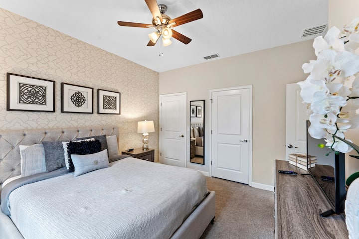 Vychutnajte si opulentný luxus a intímny šarm v našej očarujúcej spálni, kde je každý detail starostlivo navrhnutý tak, aby vyvolával romantiku a čaro a vytvoril nezabudnuteľné útočisko pre vás a vašu milovanú osobu.