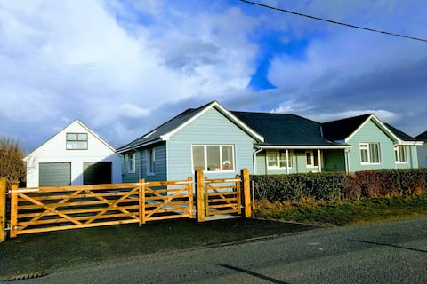 Spacious seaside bungalow & garden close to beach