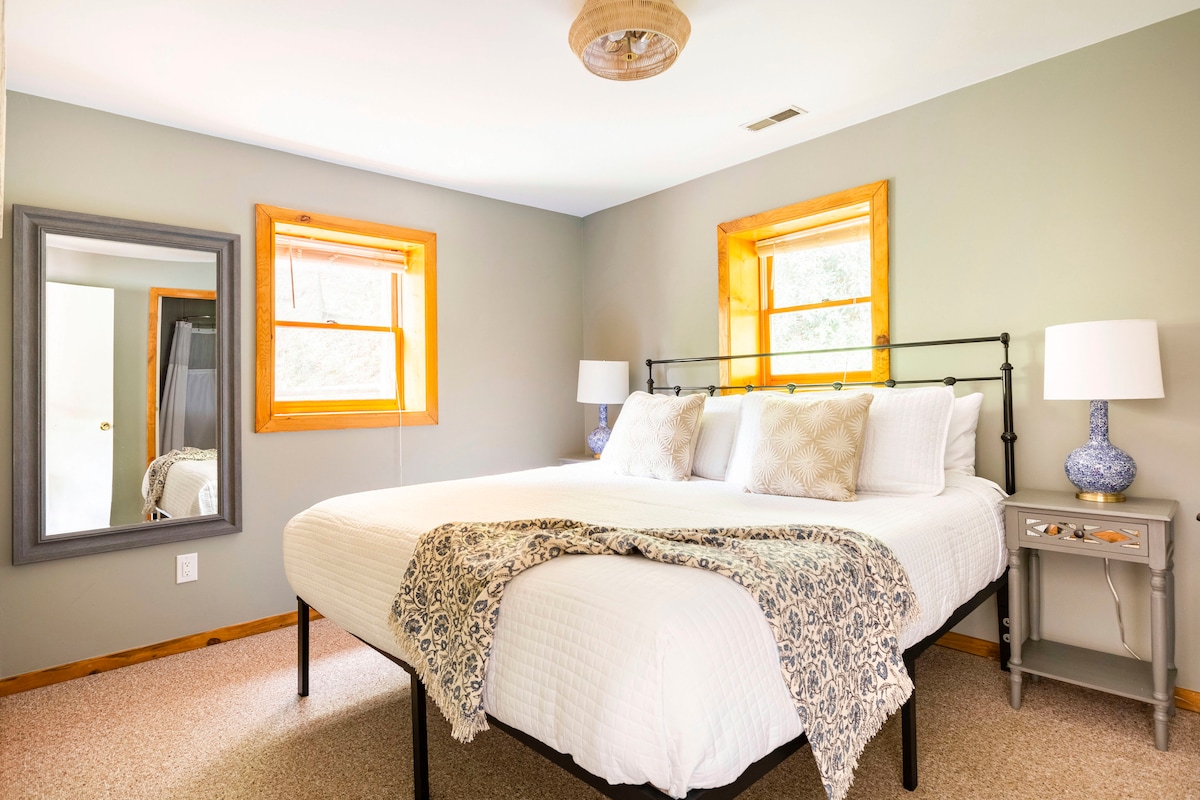 Დიდი ზომის საწოლი უკანა საძინებელში, მეორე საცხოვრებელი სივრციდან