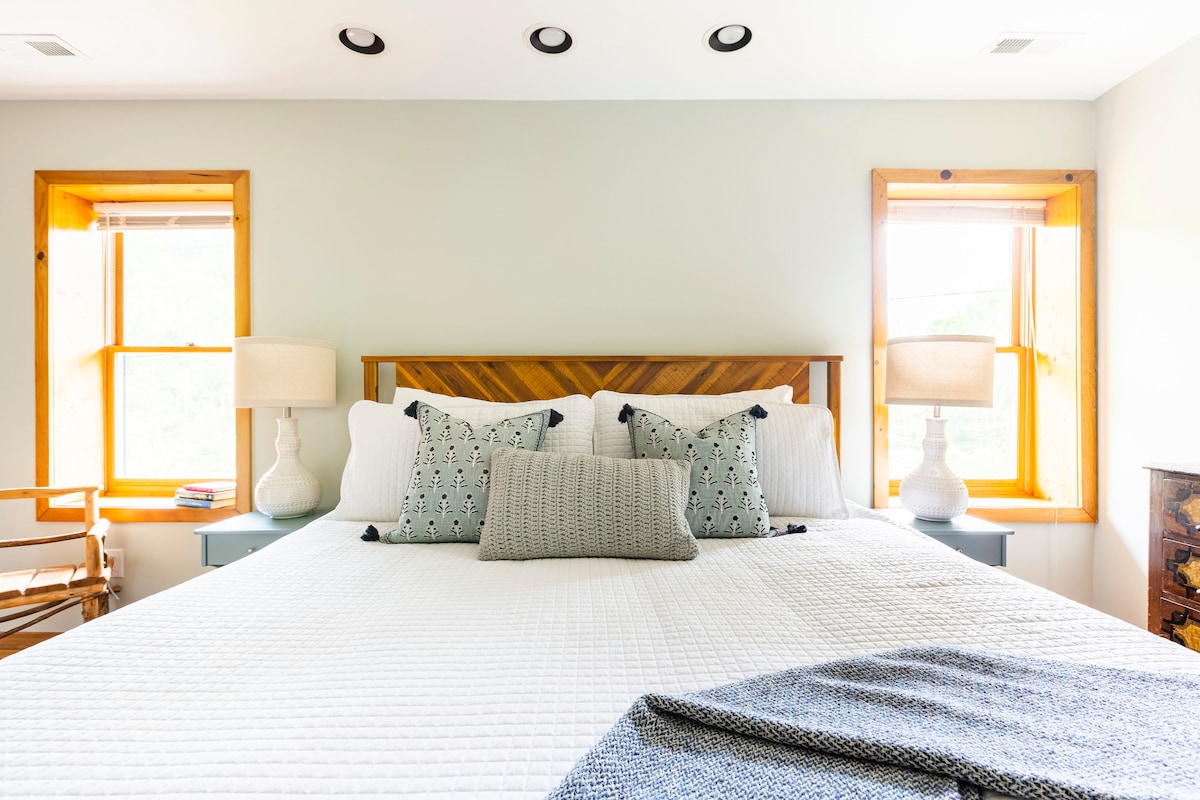 Კრექსისპირა საძინებელში არის დიდი საწოლი და დაუცველი აგური (იხილეთ შემდეგი სურათი).  Წყლის ლულაბი დაგამახსოვრებთ თავს, რომ ფანჯრის მიღმა მდებარე 20-30 სმ ‑ იანი ნაპირიდან დაიძინოთ