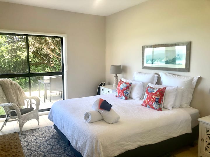 חדר השינה הראשי בקומה התחתונה