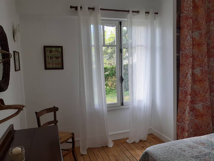Dhomë gjumi1 në katin përdhes me 2 krevate 0.80 dhe banjë të veçantë me dush