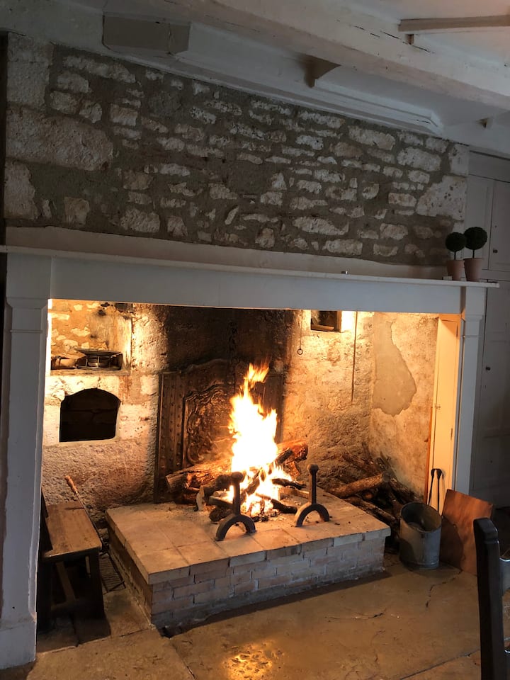 mahali pa kuotea moto pa 1857 kwa jioni na marafiki