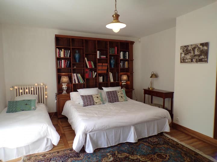 Chumba kwenye ghorofa ya chini chenye ufikiaji wa nje
Kitanda 1 180 na kitanda 90