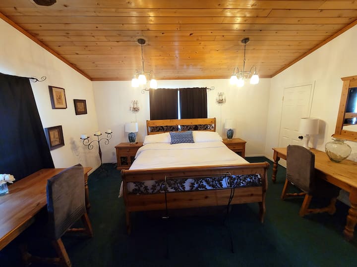 ห้องนอนใหญ่อีกครั้ง  คุณจะเห็นโต๊ะทั้งสองสำหรับวันหยุดทำงานนั้น