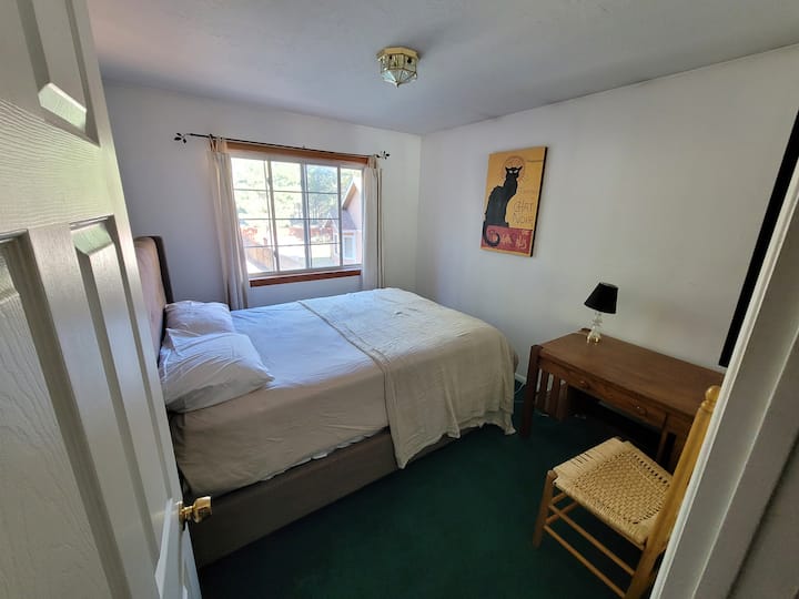 มุมมองที่โดดเด่นมากขึ้นของโต๊ะทำงาน