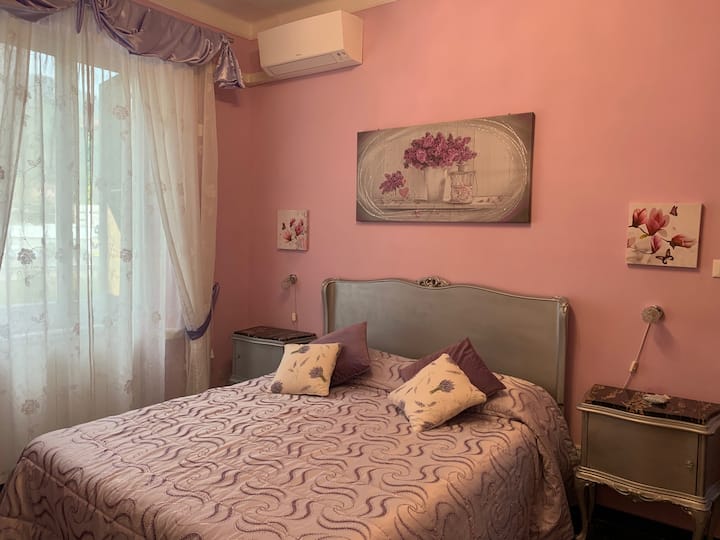 Cama queen en la habitación con aire acondicionado.