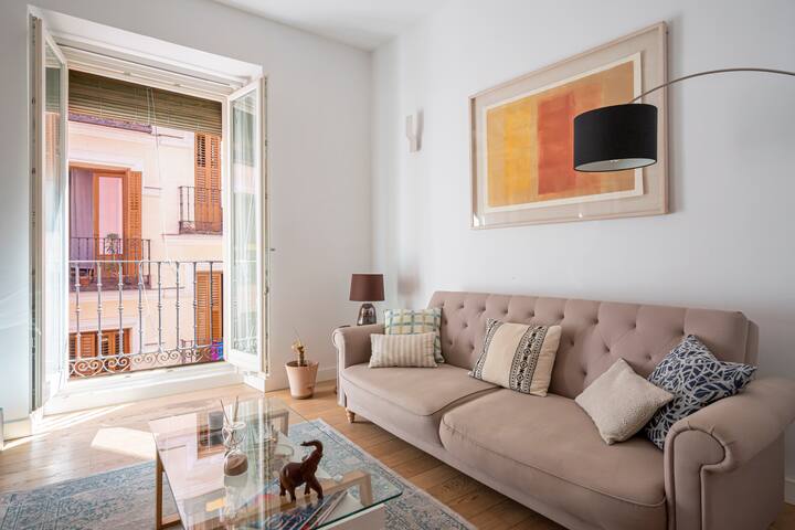 Near Plaza Mayor, magic apartment in La Latina gallery image 2