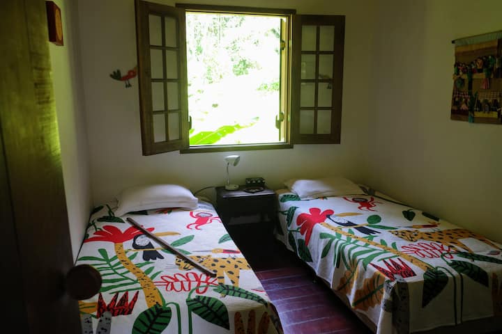 Chumba kilicho na vitanda viwili vya mtu mmoja ( kinaweza kuunganishwa ili kuhudumia wanandoa)