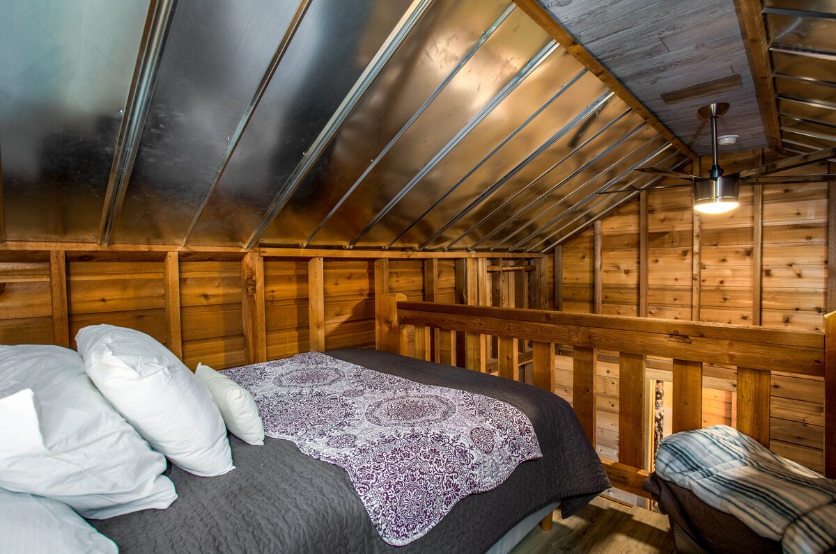 Chumba cha kulala cha dari kinalala watu wanne, kikiwa na kitanda maradufu laini na cha kustarehesha na sofa maradufu inayofanana.