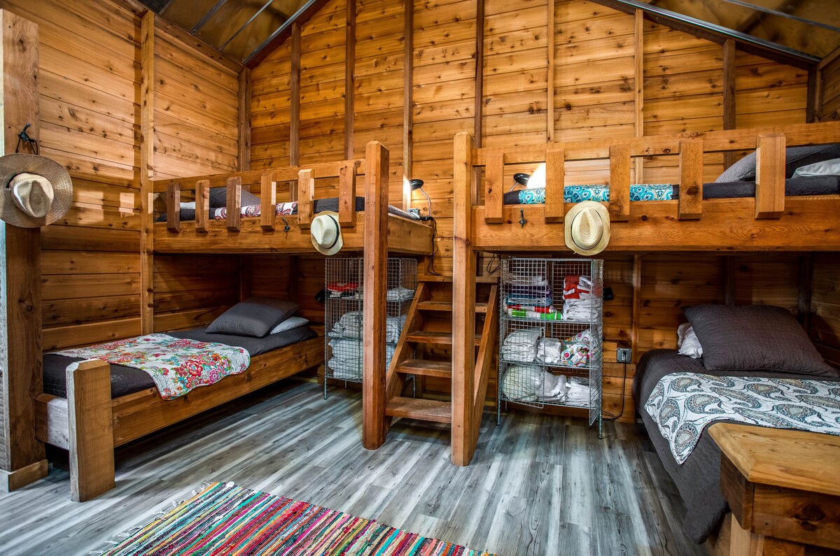 Kwa jumla, kuna vitanda kumi hapa na kila kimoja kinakuja na vitambaa safi na vya kustarehesha kama sehemu ya ukaaji wako.