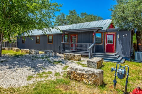 Box House | Family-Friendly Stay w/ River Access