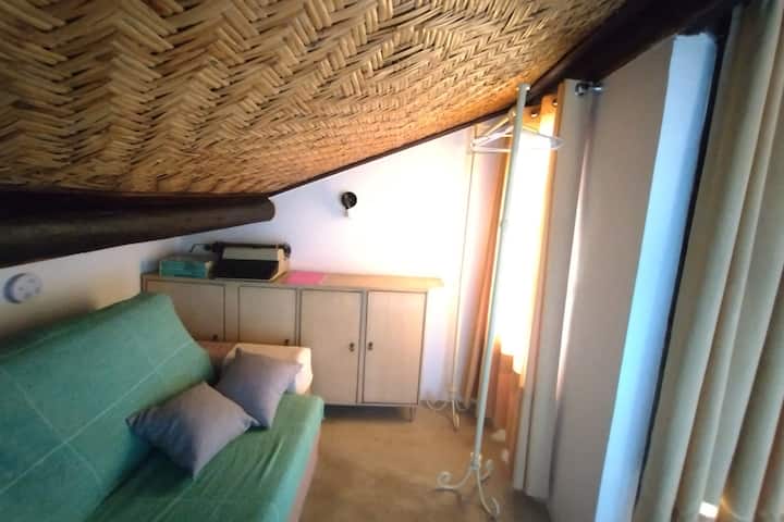 Sofá cama, armário e cabideiro 